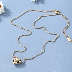 Elegante 18K gouden hart hanger ketting met roze edelsteen en ster op blauwe achtergrond