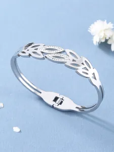 Détail d'un bracelet feuille argenté orné d'oxydes de zirconium micropavés étincelants