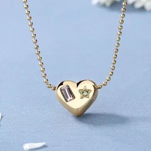 Elegante 18K gouden hartketting met paarse en groene stenen aan een delicate ketting