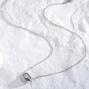 Collier minimaliste en acier argenté avec anneaux entrelacés à chiffres romains