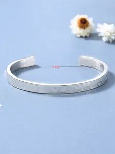 Dettaglio del bracciale aperto in argento con numeri romani e diametro interno di 5,8 cm