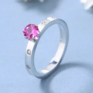 Bague ailes d'ange luxueuse avec pierre rose et petits diamants en finition argent