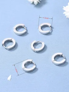 Dettaglio di orecchini a cerchio minimalisti da 1,2 cm in acciaio inossidabile argento