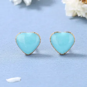Élégantes boucles d'oreilles cœur en émail bleu clair avec monture dorée pour femme