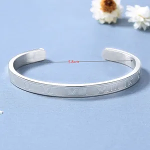Bracciale rigido argento minimalista con numeri romani e diametro interno di 5,8 cm
