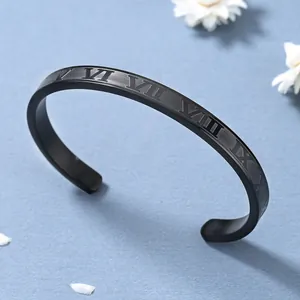 Bracciale rigido minimalista nero opaco con numeri romani incisi su sfondo strutturato