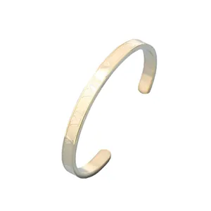 Bracciale rigido aperto in oro rosa lucido con numeri romani e design minimalista