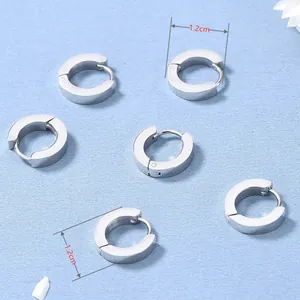 Set di orecchini a cerchio in acciaio inossidabile argento 1,2 cm su fondo azzurro