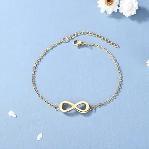 Vue détaillée d'un bracelet doré signe infini avec chaîne réglable et fermoir mousqueton