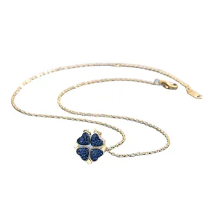 Collana a quadrifoglio pieghevole versatile in oro con cristalli blu scintillanti