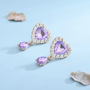 Orecchini a cuore dorati con strass viola e pendenti in cristallo stile elegante