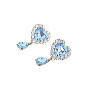 Orecchini dorati con strass a cuore azzurro e nappe pendenti in cristallo lucido