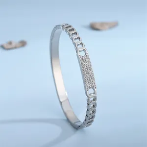 Bracelet à maillons argenté avec plaque rectangulaire sertie de cristaux et fermoir