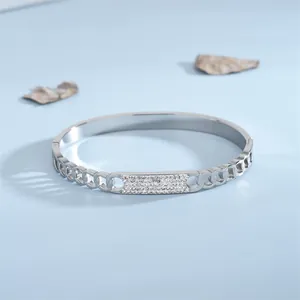 Bracelet Jonc Élégant en Acier Inoxydable Mailles Cubaines pour Femmes Avec Plaque Rectangulaire en Zircone Bijoux Mode
