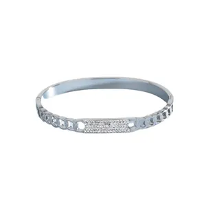 Bracelet jonc argenté élégant avec maillons ajourés et pavage central en cristaux brillants