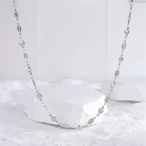 Collier élégant en acier titane argenté avec maillons en arête et petits charms cœur