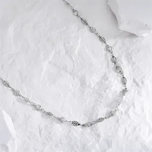 Collier en acier titane poli avec breloques en forme de cœur et anneaux spirales argentés