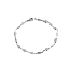 Bracelet en acier titane argenté à maillons en cœur avec fermoir mousqueton sur fond blanc