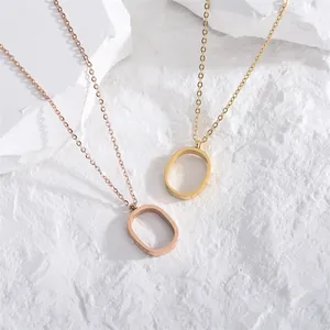 Détail des pendentifs ovales évidés sur des chaînes fines en or rose et or jaune