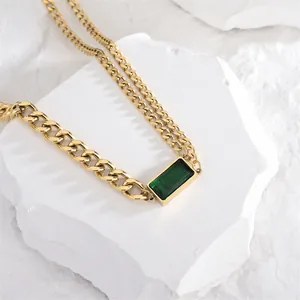 Collier chaîne dorée vintage avec pendentif rectangulaire en pierre précieuse verte