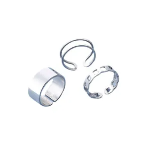 Set di tre anelli unisex color argento con disegni traforati e fasce lisce regolabili