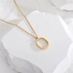 Collier minimaliste doré avec pendentif ovale ajouré sur pierre texturée