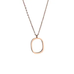 Collier minimaliste avec pendentif lettre O en or rose poli et chaîne à maillons fins de style