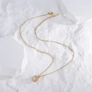 Elegante goldene Halskette mit Mondstein-Anhänger und einem Kranz aus weißen Zirkonia