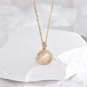 Elegante goldene Halskette mit rundem Katzenauge-Opal-Anhänger und Zirkon-Umrandung