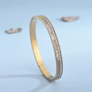 Dettagli del bracciale placcato in oro rosa con cristalli bianchi e inserto in madreperla