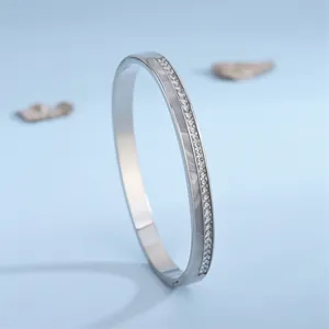 Elegante bracciale rigido in acciaio argentato con scintillanti zirconi incastonati