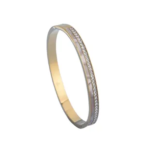 Bracciale rigido in oro rosa con pavé di cristalli e inserto in madreperla bianca