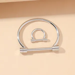 Dettaglio del bracciale a ferro di cavallo in argento lucido e anello coordinato