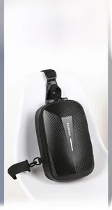 Détail du sac bandoulière rigide en fibre de carbone avec serrure de sécurité en haut