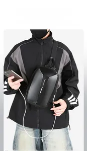 Sacoche bandoulière rigide de moto avec texture carbone et port de charge USB externe