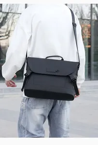 Nahaufnahme der schwarzen matten Kuriertasche mit sicheren Steckverschlüssen und Tragegriff