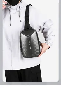 Détail du sac bandoulière rigide avec port USB, serrure TSA et texture en carbone