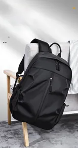 Détail d'un sac à dos en nylon noir imperméable avec de longues tirettes de fermeture éclair