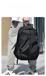 Détail d'un sac à dos en nylon noir haute capacité avec plusieurs poches et large poignée