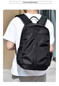 Vue de dos d'un grand sac à dos professionnel noir porté par un mannequin en extérieur