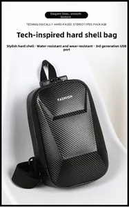 Detail van de hardshell borsttas met koolstofvezeltextuur en handige USB-oplaadpoort