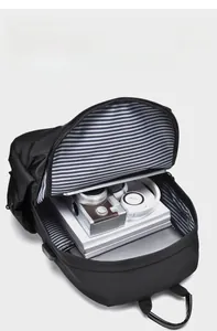 Intérieur spacieux du sac à dos ordinateur noir imperméable avec compartiments multiples