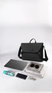 Detailansicht der großen schwarzen Laptoptasche mit Platz für diverses Büro-Zubehör