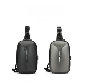 Détail de sacs de poitrine moto avec texture en carbone et serrure à combinaison TSA