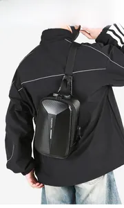 Détail du sac de moto à coque rigide avec texture carbone et verrouillage par mot de passe