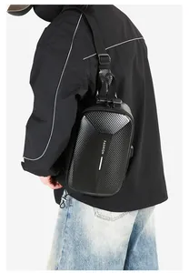 Détail du sac de moto rigide avec serrure antivol à combinaison et port de charge USB