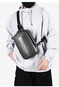 Détail du sac bandoulière rigide en fibre de carbone avec port USB et logo FASHION