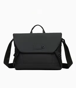 Vorderansicht einer mattschwarzen wasserdichten Umhängetasche mit verstellbarem Gurt