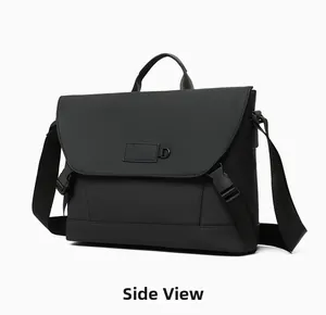 Seitenansicht einer schwarzen wasserdichten Kuriertasche mit Klappe und Schnallen