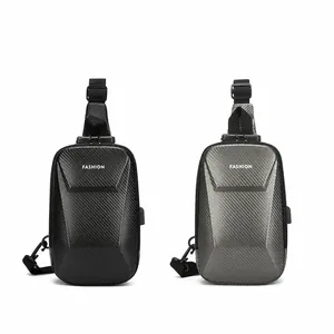 Detail van hardshell borsttassen met carbon textuur, antidiefstalslot en USB-aansluiting